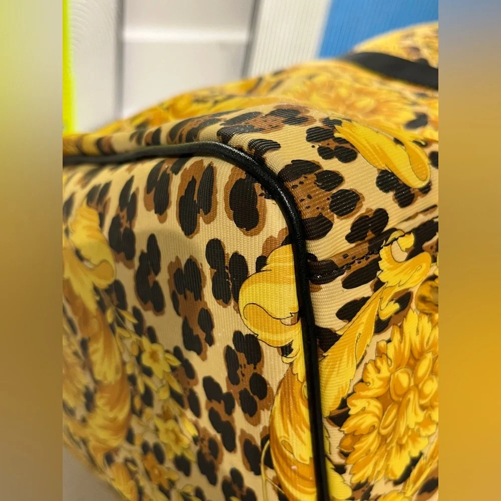 ⭐️SOLD⭐️ VERSACE DUFFLE BAG - Picture 13 of 16